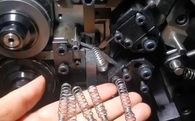 鑫鼎機械#08型壓簧機變徑與擺切制作精密彈簧