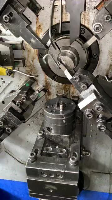 原來彈簧都是這樣制作的,發明這款機器,簡直如有神助