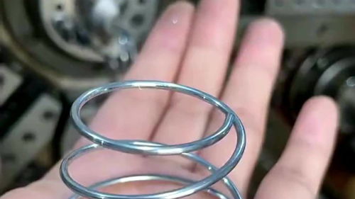 原來彈簧是這樣被加工的,工廠拍下的一幕,這機器完全代替了人工