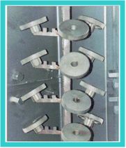 雙吊鉤式拋丸機(jī)在日本新東彈簧機(jī)械中的應(yīng)用與優(yōu)勢(shì)